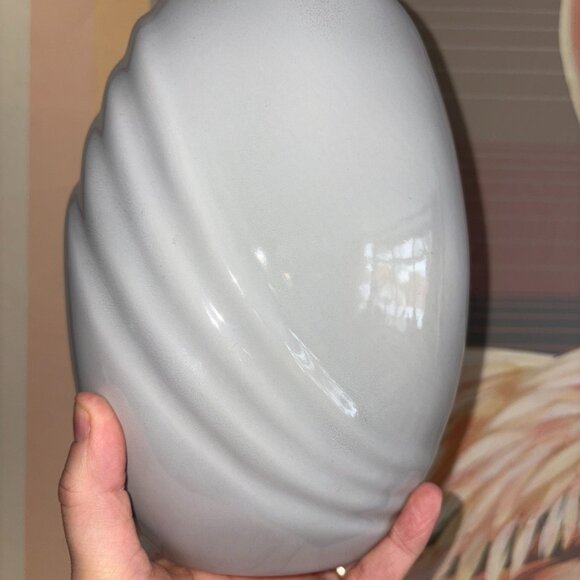 Vintage 80s Mod Light Gray Wave Vase - Picture 8 of 8